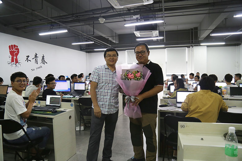 王勇老師為吳老師送花