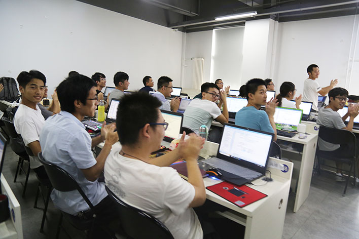 王勇老師為崔老師送花