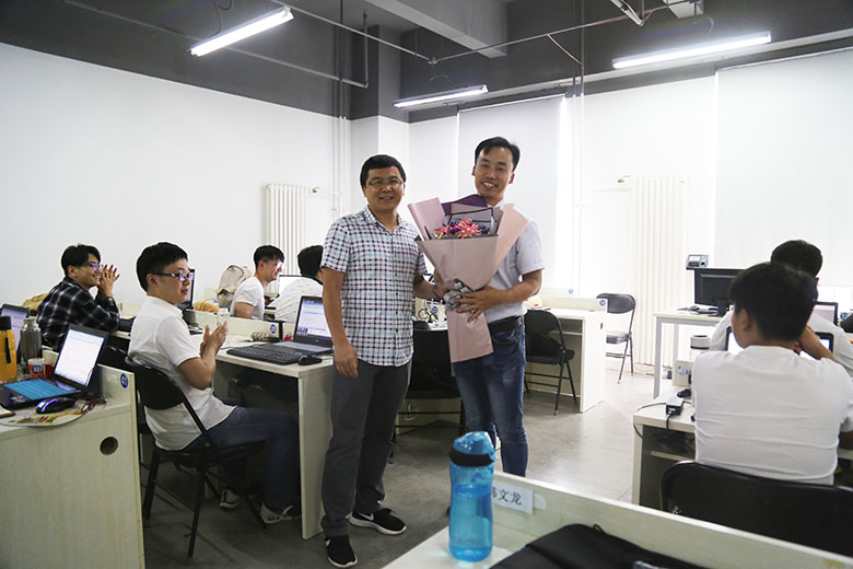 王勇老師為崔老師送花