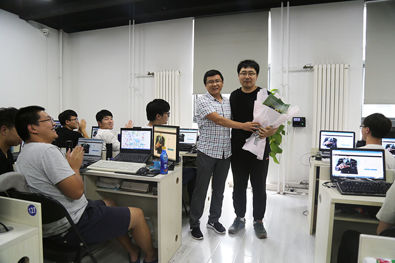 王勇老師為閻老師送花