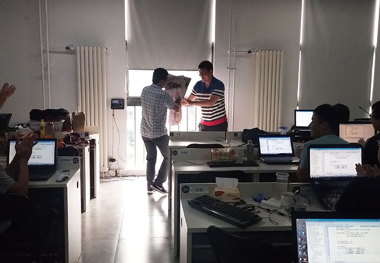 王勇老師為楊老師送花