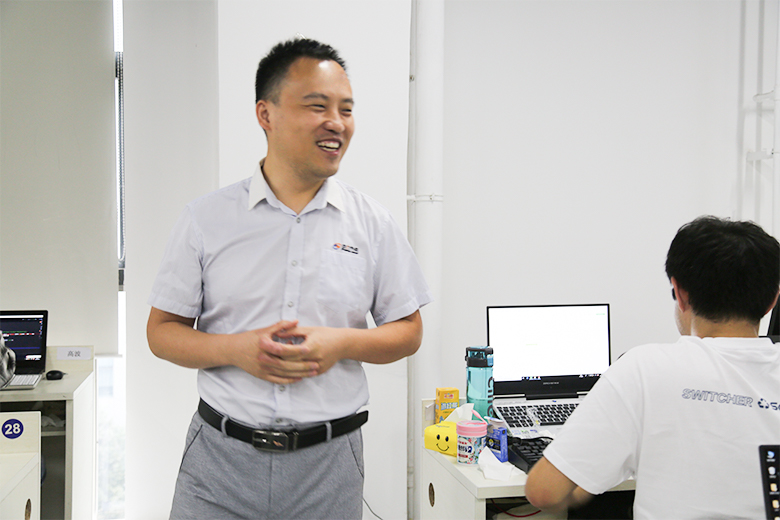 杜老師進(jìn)班送祝福