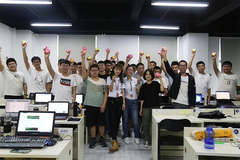 動(dòng)力節(jié)點(diǎn)Java培訓(xùn)機(jī)構(gòu)學(xué)員合影