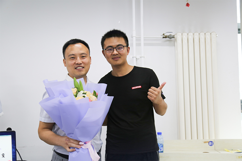 學(xué)員代表為杜老師送花