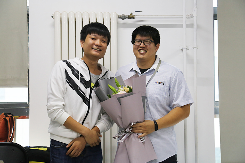 學(xué)員代表為小郭老師送花