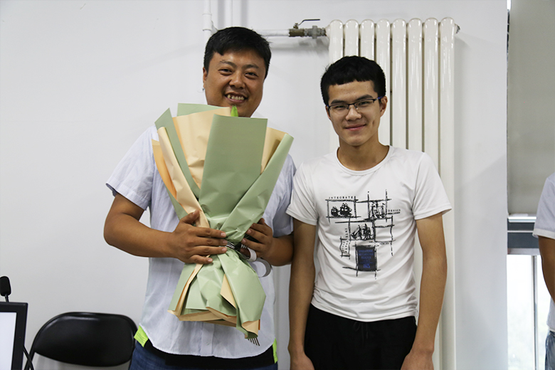 學(xué)員代表為秦老師送花