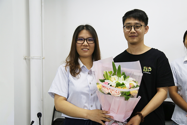 學(xué)員代表為王菲老師送花