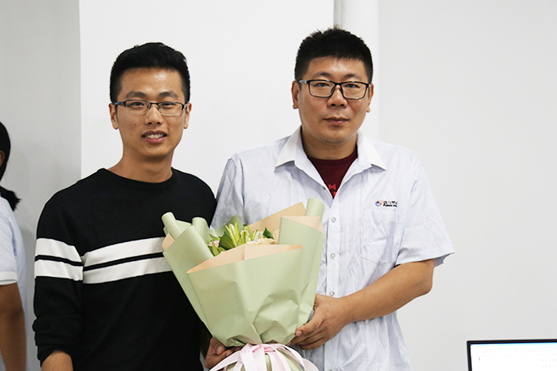 學(xué)員代表為楊老師送花