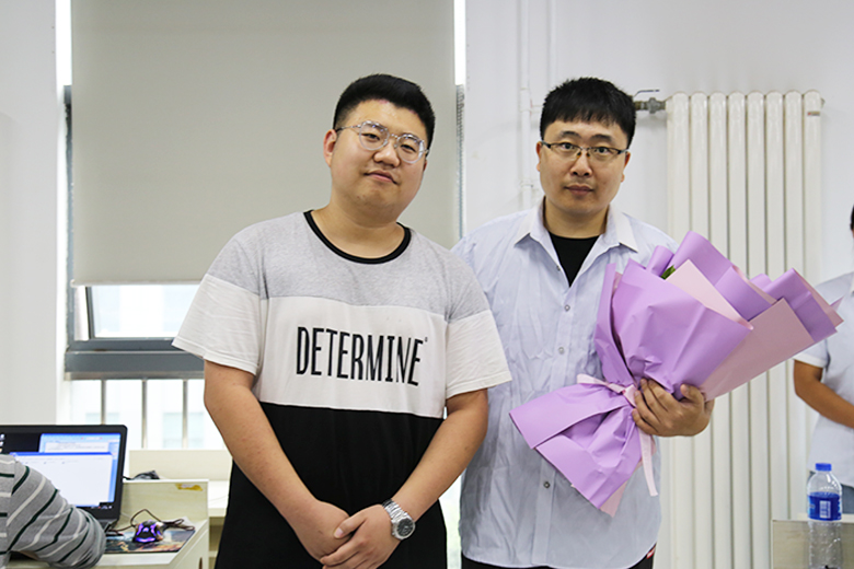 學(xué)員代表為閻老師送花