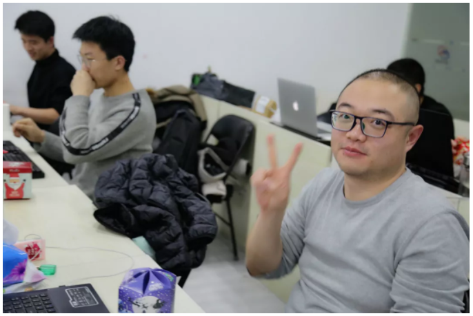 圣誕老人依次去教室派禮物