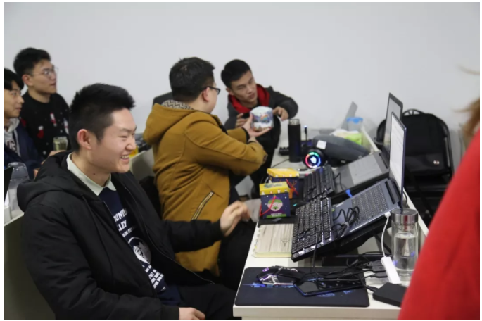 圣誕老人依次去教室派禮物