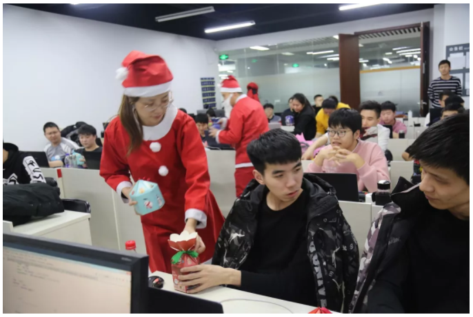 圣誕老人依次去教室派禮物