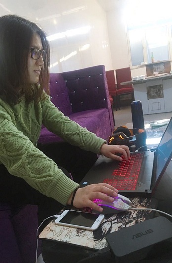 杜老師（左）王老師（右）分別在校在家線上講課